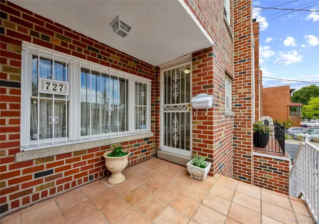 Photo 4 of Single family home for sale at 727 Hollywood Ave, New York, NY 10465 | MLS# 1045765 | Listing updated on 2026-10-09
