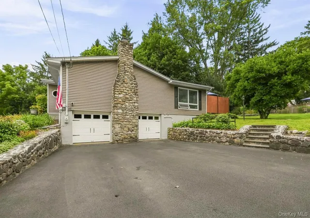 Photo 3 of Single family home for sale at 4 Rena Marie Cir, Blooming Grove, NY 10992 | MLS# 1045769 | Listing updated on 2026-09-29