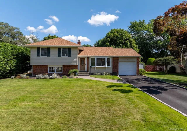 Single family home for sale at 17 Keswick Dr, Islip, NY 11730 | MLS# 1045809