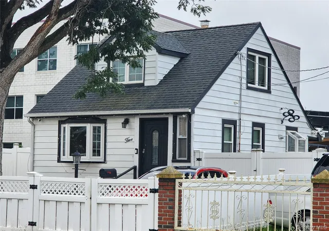 Photo 3 of Single family home for sale at 5 Konig Ct, Hempstead, NY 11575 | MLS# 1045823 | Listing updated on 2026-09-04