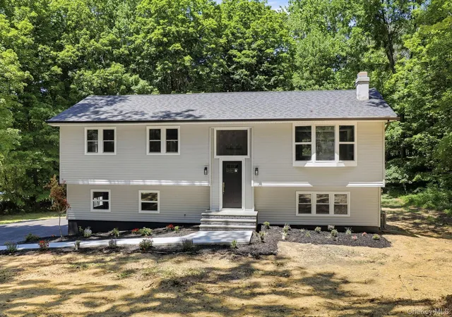Single family home for sale at 6 Vanessa Ln, Hyde Park, NY 12580 | MLS# 1045888