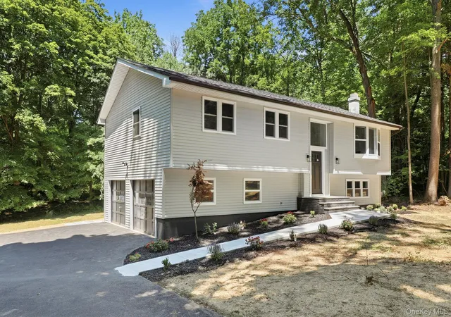 Photo 3 of Single family home for sale at 6 Vanessa Ln, Hyde Park, NY 12580 | MLS# 1045888 | Listing updated on 2026-10-06