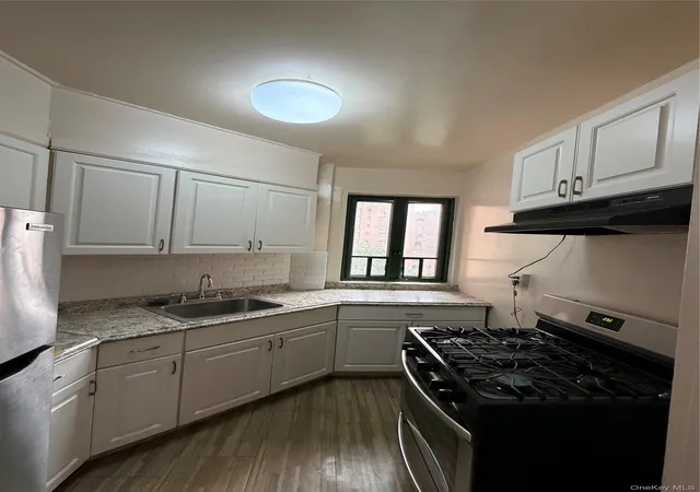 Photo 3 of Condo for sale at 20 Metropolitan Oval #5E, New York, NY 10462 | MLS# 1045892 | Listing updated on 2026-09-03