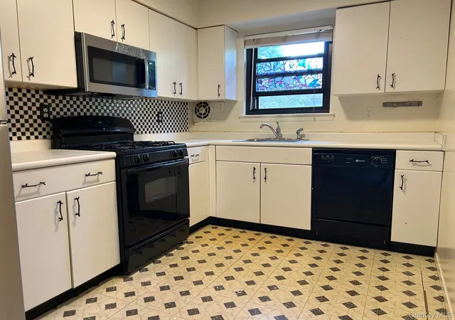 Photo 3 of Condo for sale at 220 Sneden Pl #220, Ramapo, NY 10977 | MLS# 1045902 | Listing updated on 2026-10-06