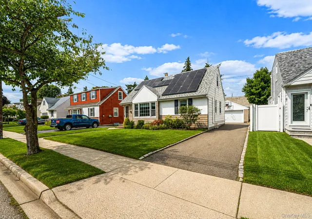 Photo 2 of Single family home for sale at 190 Albertson Pl, Hempstead, NY 11501 | MLS# 1045924 | Listing updated on 2026-09-05