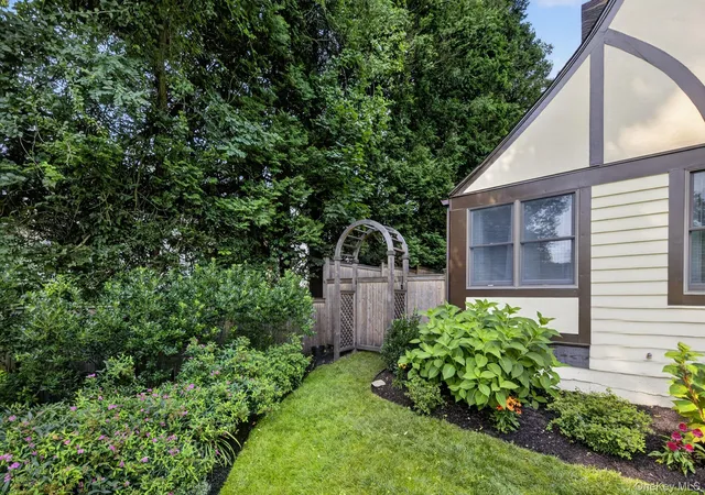 Photo 3 of Single family home for sale at 14 S Longfellow St, Greenburgh, NY 10530 | MLS# 1045927 | Listing updated on 2026-09-18