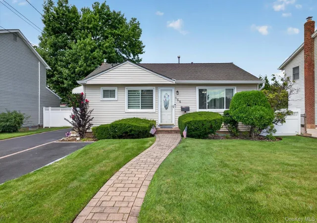 Photo 1 of Single family home for sale at 154 Park Ln, Oyster Bay, NY 11758 | MLS# 1045932 | Listing updated on 2026-09-08