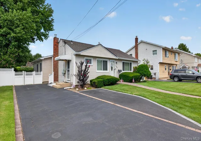 Photo 2 of Single family home for sale at 154 Park Ln, Oyster Bay, NY 11758 | MLS# 1045932 | Listing updated on 2026-09-08
