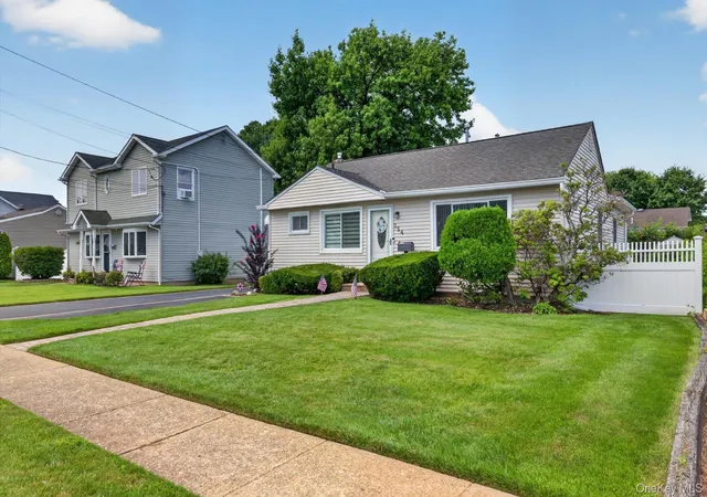 Photo 31 of Single family home for sale at 154 Park Ln, Oyster Bay, NY 11758 | MLS# 1045932 | Listing updated on 2026-09-08