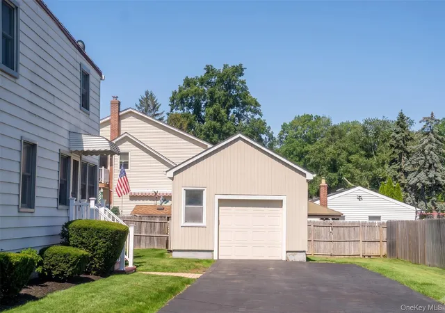 Photo 4 of Single family home for sale at 120 Aspen Rd, Smithtown, NY 11754 | MLS# 1045941 | Listing updated on 2026-10-02