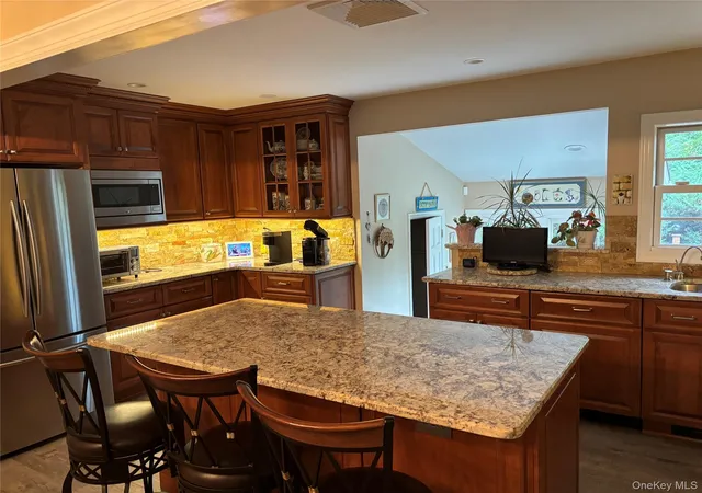 Photo 3 of Single family home for sale at 20 High Ridge Rd, Oyster Bay, NY 11803 | MLS# 1045963 | Listing updated on 2026-09-07