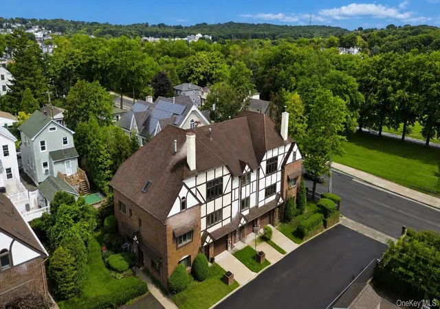 Photo 3 of Single family home for sale at 16 Fox Hunt Ct, New York, NY 10301 | MLS# 1045966 | Listing updated on 2026-10-18