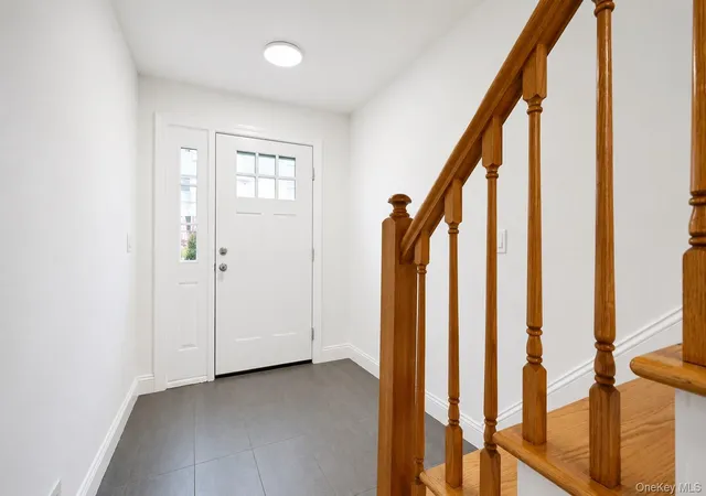 Photo 4 of Single family home for sale at 16 Fox Hunt Ct, New York, NY 10301 | MLS# 1045966 | Listing updated on 2026-10-18