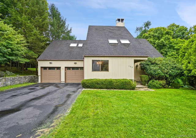 Photo 3 of Single family home for sale at 152 Arbor Crst, Somers, NY 10589 | MLS# 1045970 | Listing updated on 2026-09-16