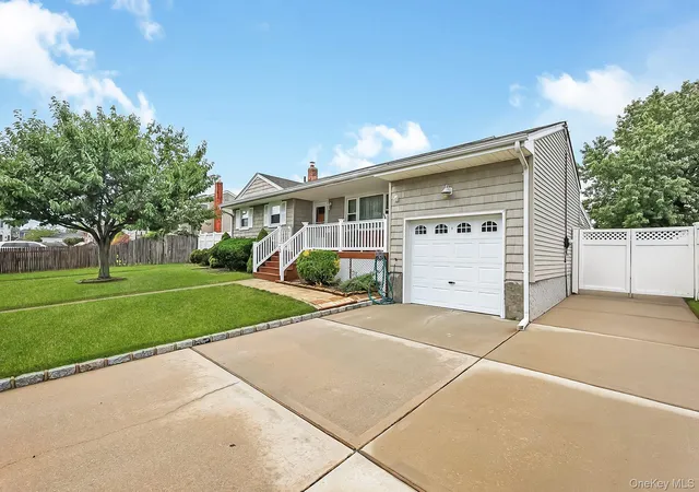Photo 2 of Sale Pending at 70 Prairie Ln, Babylon, NY 11757 | MLS# 1046025 | Listing updated on 2026-10-29