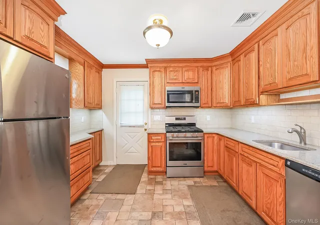 Photo 4 of Sale Pending at 70 Prairie Ln, Babylon, NY 11757 | MLS# 1046025 | Listing updated on 2026-10-29