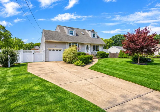 Photo 3 of Single family home for sale at 616 Pat Dr, Islip, NY 11795 | MLS# 1046027 | Listing updated on 2026-09-20