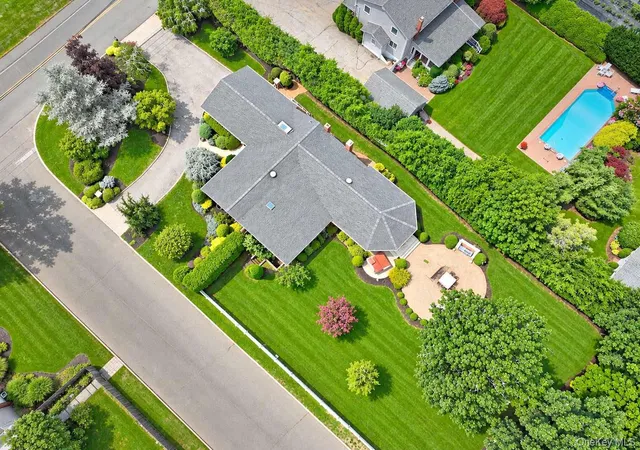 Photo 2 of Sale Pending at 88 Dix Hwy, Huntington, NY 11746 | MLS# 1046178 | Listing updated on 2026-09-25