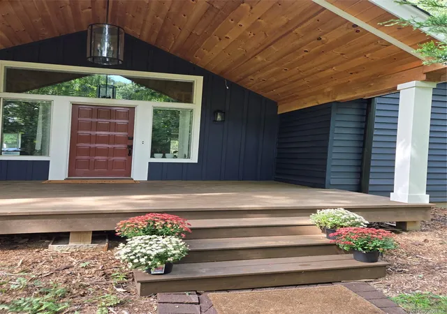 Photo 1 of Single family home for sale at 7 Waterview Dr, Brookhaven, NY 11777 | MLS# 1046184 | Listing updated on 2026-10-07