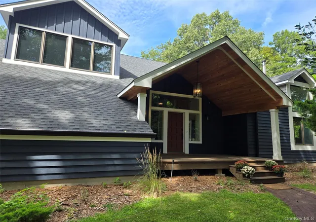 Photo 3 of Single family home for sale at 7 Waterview Dr, Brookhaven, NY 11777 | MLS# 1046184 | Listing updated on 2026-10-07