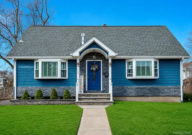 Photo 1 of Single family home for sale at 433 S 7th Street, Babylon, NY 11757 | MLS# 1046206 | Listing updated on 2026-09-29