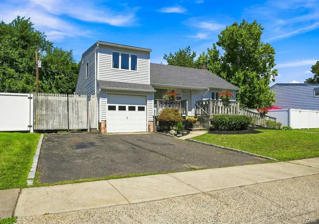 Photo 3 of Single family home for sale at 3905 Clove Ct, Hempstead, NY 11783 | MLS# 1046253 | Listing updated on 2026-09-13