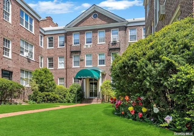 Listing Photo 5 - Condo for sale in building located at 1 Mdw Dr, Hempstead, NY 11598 - Unit #3-C
