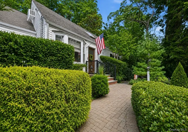 Photo 1 of Single family home for sale at 40 Cliftwood Dr, Huntington, NY 11743 | MLS# 1046300 | Listing updated on 2026-10-06