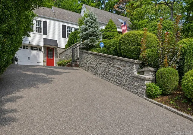 Photo 2 of Single family home for sale at 40 Cliftwood Dr, Huntington, NY 11743 | MLS# 1046300 | Listing updated on 2026-10-06