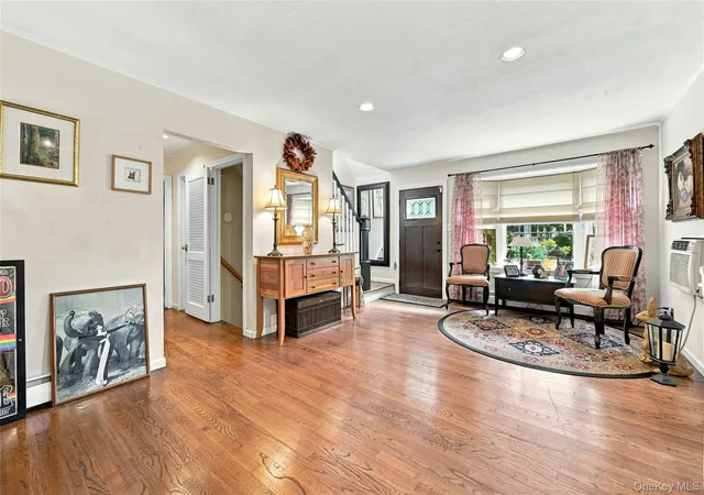 Photo 4 of Single family home for sale at 40 Cliftwood Dr, Huntington, NY 11743 | MLS# 1046300 | Listing updated on 2026-10-06
