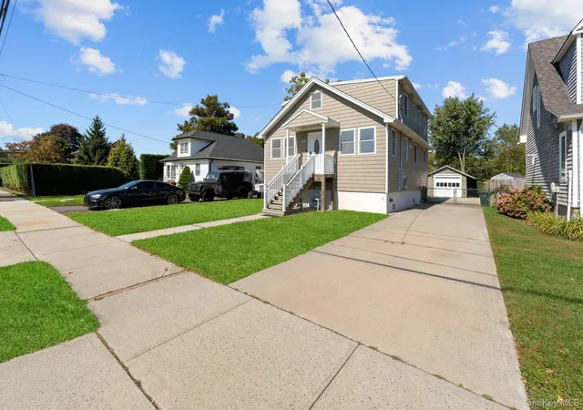 Photo 2 of Single family home for sale at 109 Laurel St, Brookhaven, NY 11772 | MLS# 1046309 | Listing updated on 2026-10-06