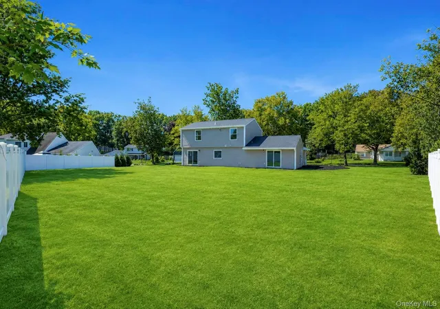 Photo 4 of Single family home for sale at 25 Crater Lake Dr, Brookhaven, NY 11727 | MLS# 1046323 | Listing updated on 2026-09-20