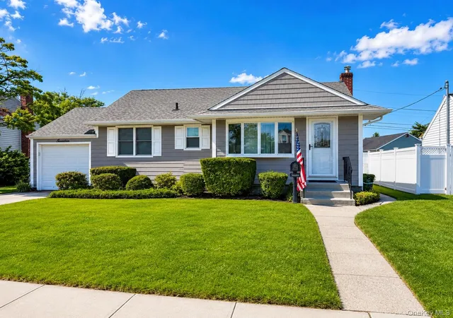 Photo 1 of Single family home for sale at 7 Crown St, Oyster Bay, NY 11801 | MLS# 1046345 | Listing updated on 2026-09-05