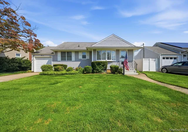 Photo 2 of Single family home for sale at 7 Crown St, Oyster Bay, NY 11801 | MLS# 1046345 | Listing updated on 2026-09-05