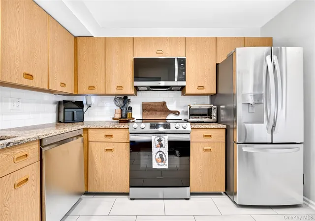 Listing Photo 5 - Condo for sale in building located at 1203 Eagle Bay Dr, Ossining, NY 10562