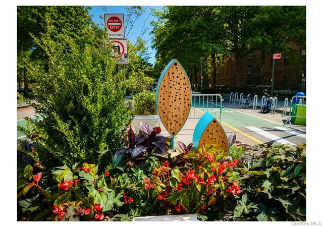 Listing Photo 2 - Condo for sale in building located at 73-12 35Th Ave, New York, NY 11372 - Unit #D32