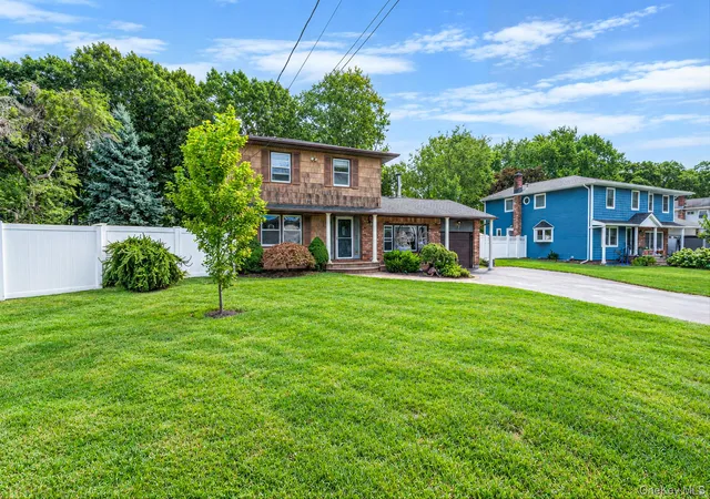 Photo 3 of Sale Pending at 87 Wexford Dr, Islip, NY 11769 | MLS# 1046548 | Listing updated on 2026-09-29
