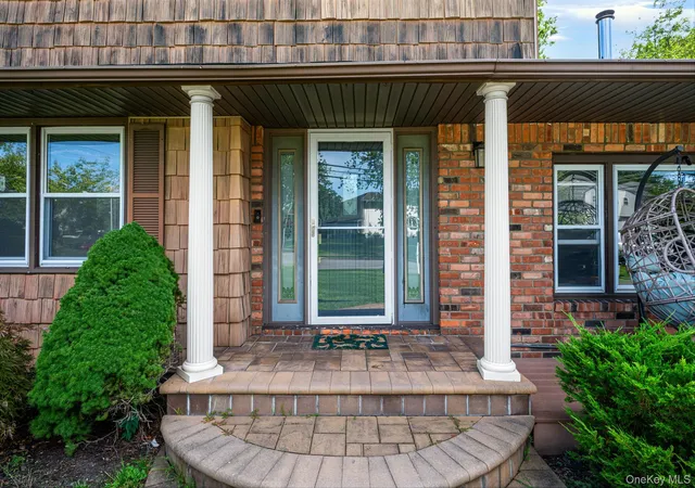 Photo 4 of Sale Pending at 87 Wexford Dr, Islip, NY 11769 | MLS# 1046548 | Listing updated on 2026-09-29