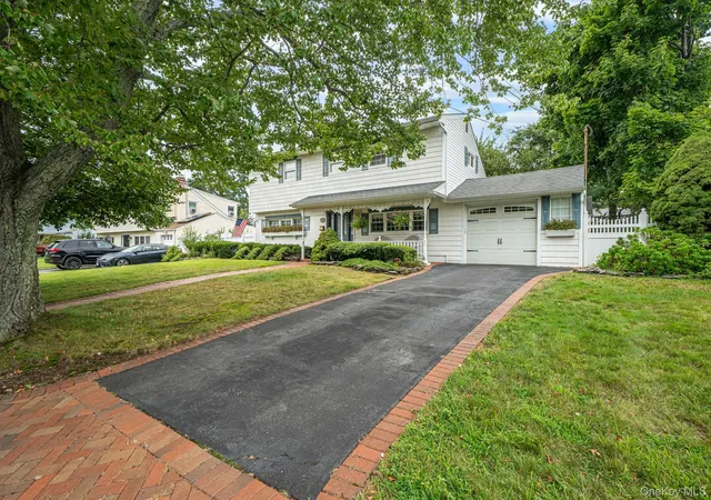 Photo 2 of Single family home for sale at 69 Pilcher St, Babylon, NY 11702 | MLS# 1046550 | Listing updated on 2026-09-27