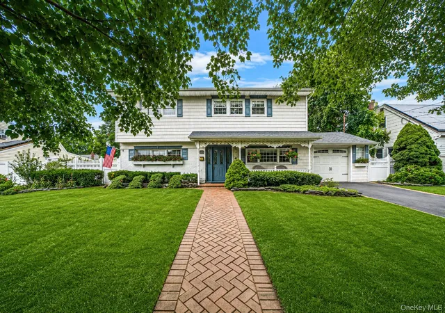 Photo 3 of Single family home for sale at 69 Pilcher St, Babylon, NY 11702 | MLS# 1046550 | Listing updated on 2026-09-27
