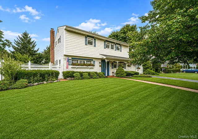 Photo 3 of Single family home for sale at 69 Pilcher St, Babylon, NY 11702 | MLS# 1046550 | Listing updated on 2026-09-27