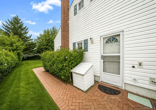 Photo 4 of Single family home for sale at 69 Pilcher St, Babylon, NY 11702 | MLS# 1046550 | Listing updated on 2026-09-27