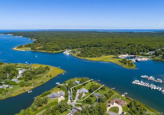 Photo 3 of Single family home for sale at 7 S Pond Rd, East Hampton, NY 11937 | MLS# 1046558 | Listing updated on 2026-09-25