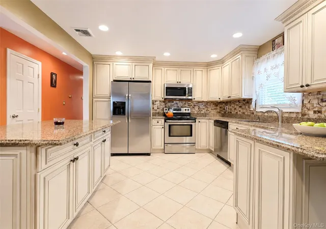 Photo 4 of Single family home for sale at 1028 Union Blvd, Islip, NY 11706 | MLS# 1046597 | Listing updated on 2026-09-04