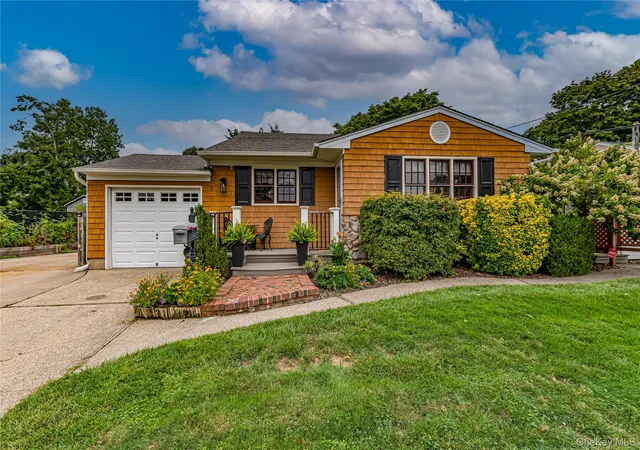 Photo 1 of Single family home for sale at 3 Peary Ln, Smithtown, NY 11754 | MLS# 1046645 | Listing updated on 2026-09-08