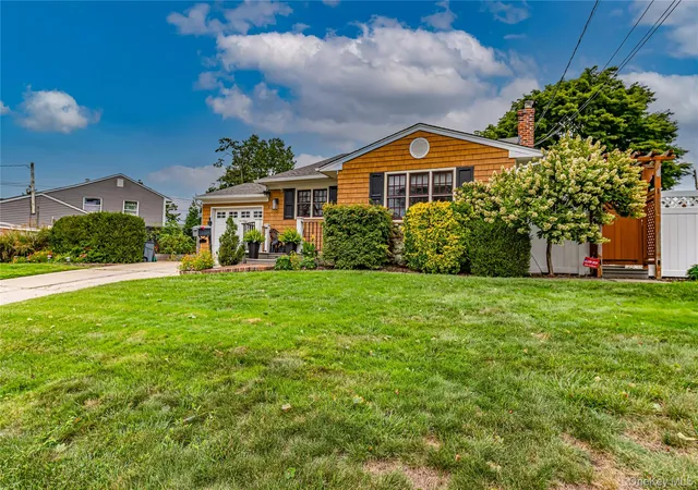 Photo 2 of Single family home for sale at 3 Peary Ln, Smithtown, NY 11754 | MLS# 1046645 | Listing updated on 2026-09-08