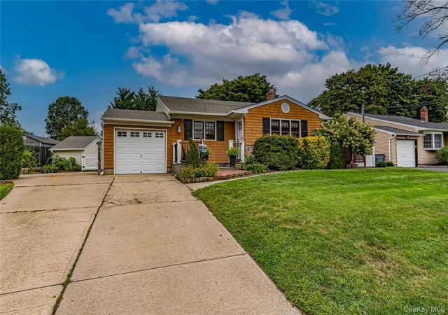 Photo 3 of Sale Pending at 3 Peary Ln, Smithtown, NY 11754 | MLS# 1046645 | Listing updated on 2026-10-05