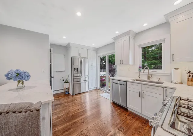 Photo 4 of Sale Pending at 8 Gedney Ave, Smithtown, NY 11787 | MLS# 1046648 | Listing updated on 2026-09-22
