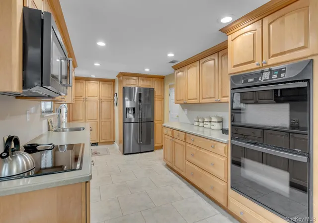 Photo 3 of Sale Pending at 2 Cori Ln, Huntington, NY 11731 | MLS# 1046672 | Listing updated on 2026-09-19