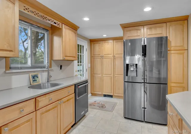 Photo 3 of Sale Pending at 2 Cori Ln, Huntington, NY 11731 | MLS# 1046672 | Listing updated on 2026-09-19